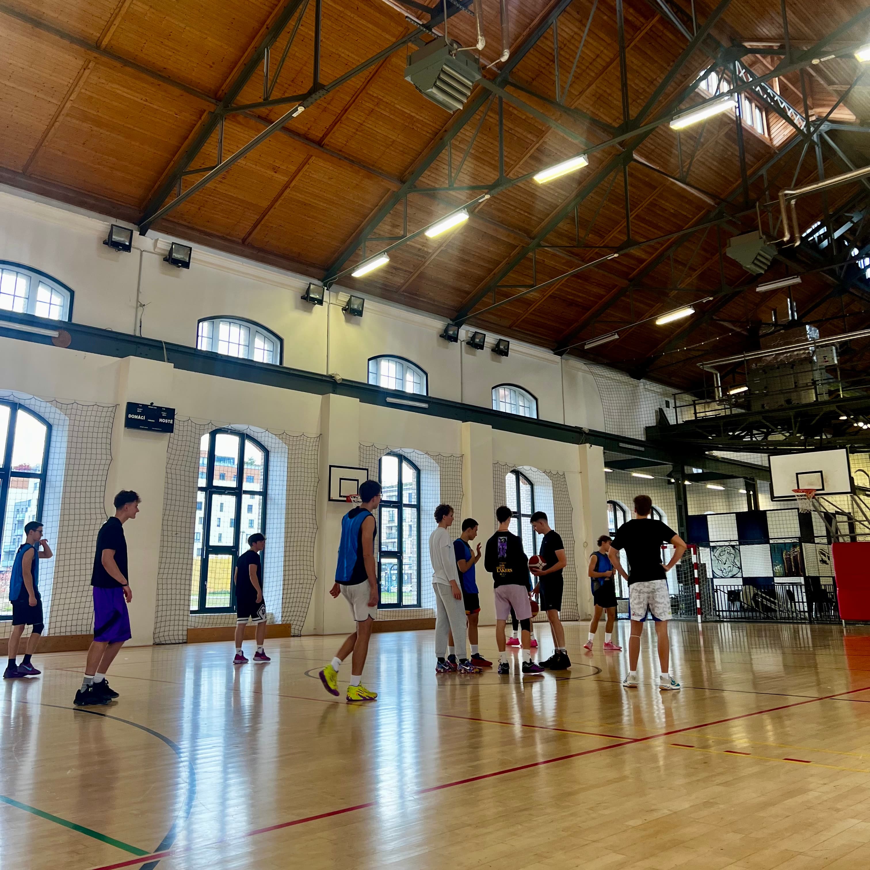 Širokoúhlý záběr eventu Dunk Dynamics — plná hala
