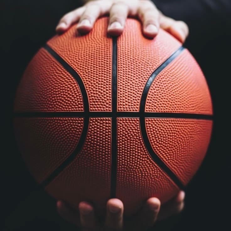 Detail rukou — basketbalový míč