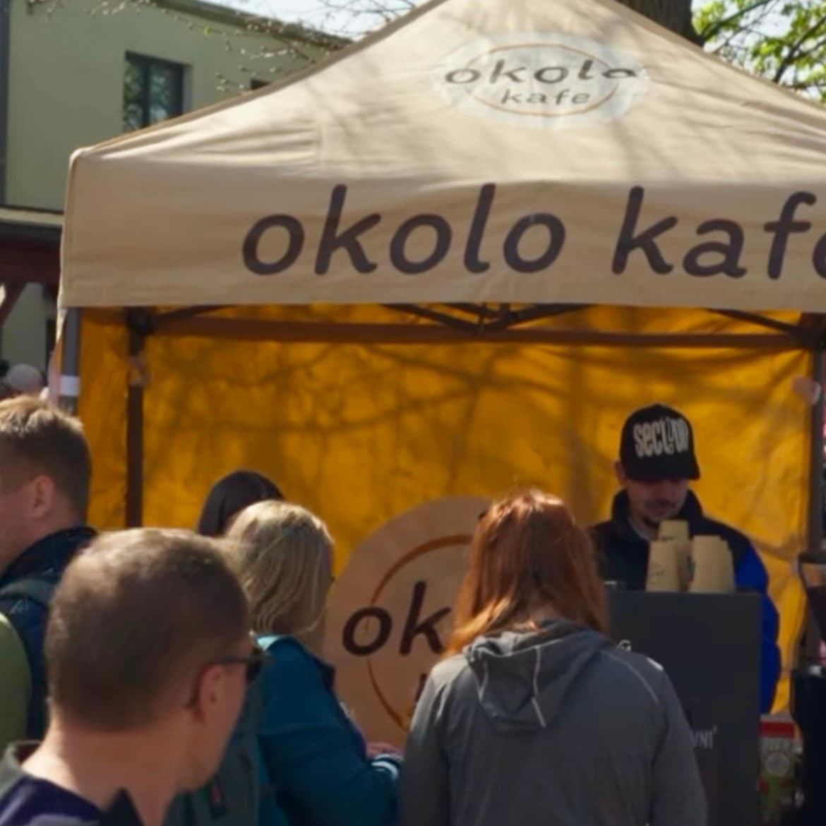 Stánek Okolo Kafe v provozu na akci